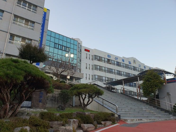 마산제일고등학교 · DID 콘텐츠 전송 솔루션(CMS) 을 활용하면 다양한 장점을 알아보자! — DID제품 현장 사진 4