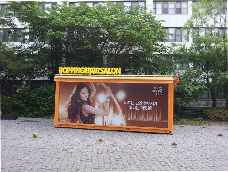 비디오월 vs 실내 LED, 로비 첫인상 가르는 시야거리와 밝기 — 키오스크 현장 사진 4