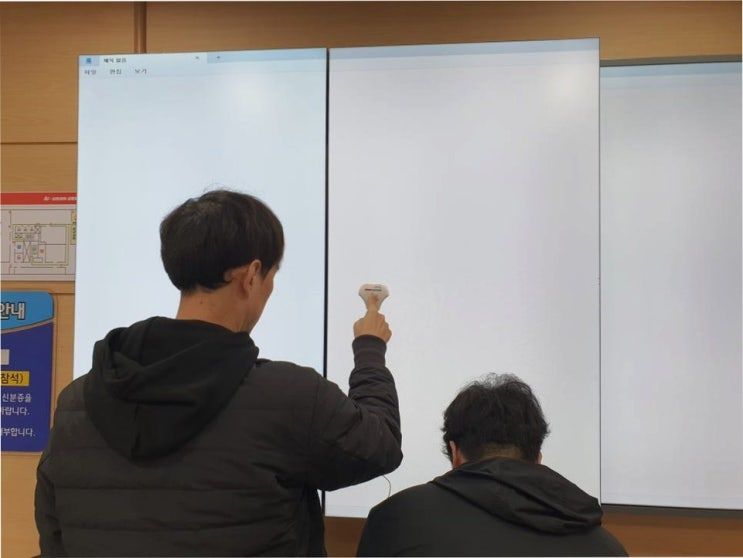 관급자재 사이니지, 벽은 누가 먼저 여는가